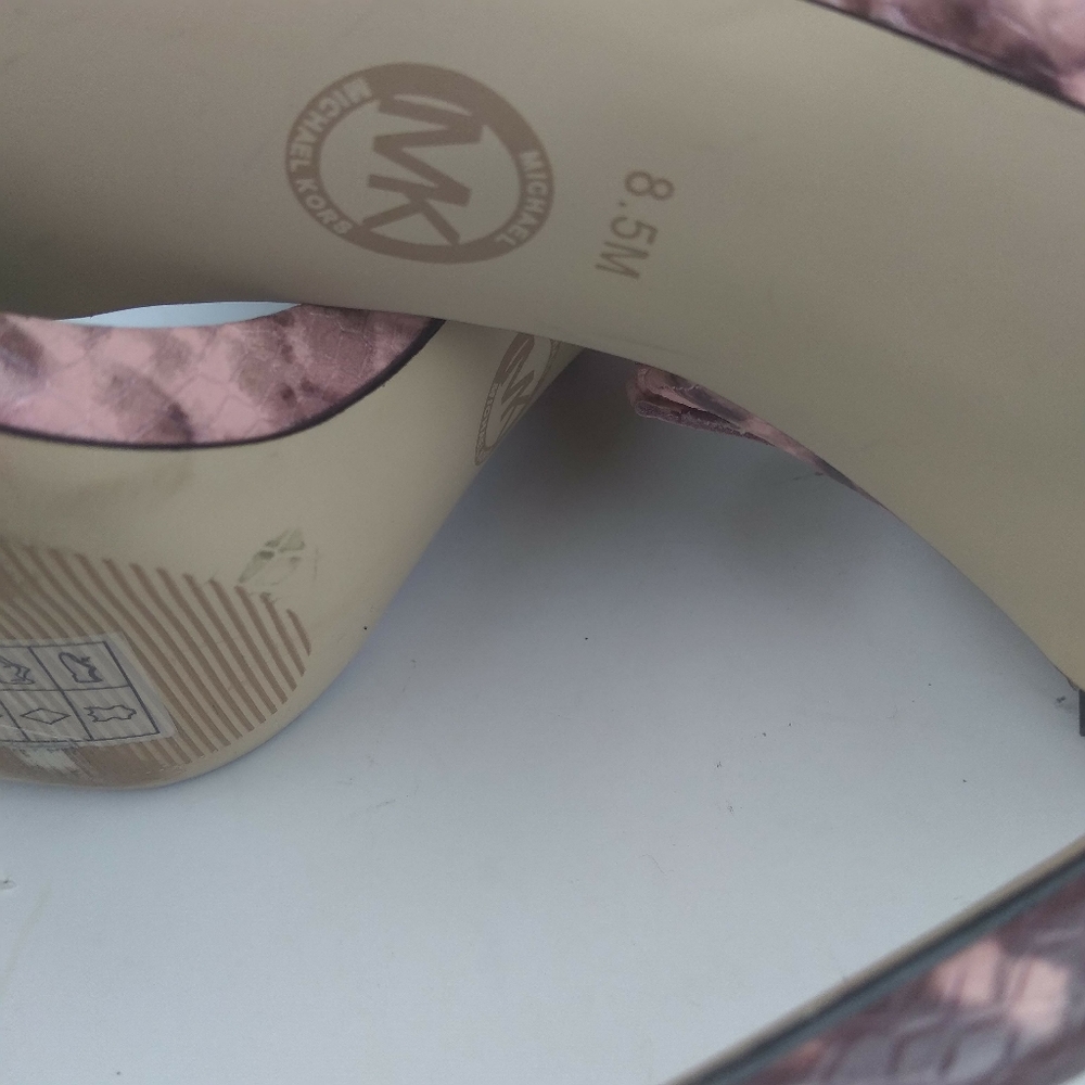 Michele Kors Amos ankle strap sandal in shell pink snake skin print size 8.5 M - Picture 3 of 16